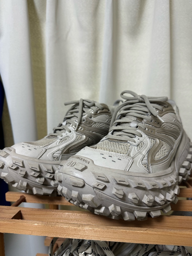 BALENCIAGA defender bouncer - ARCHIVESTOCK