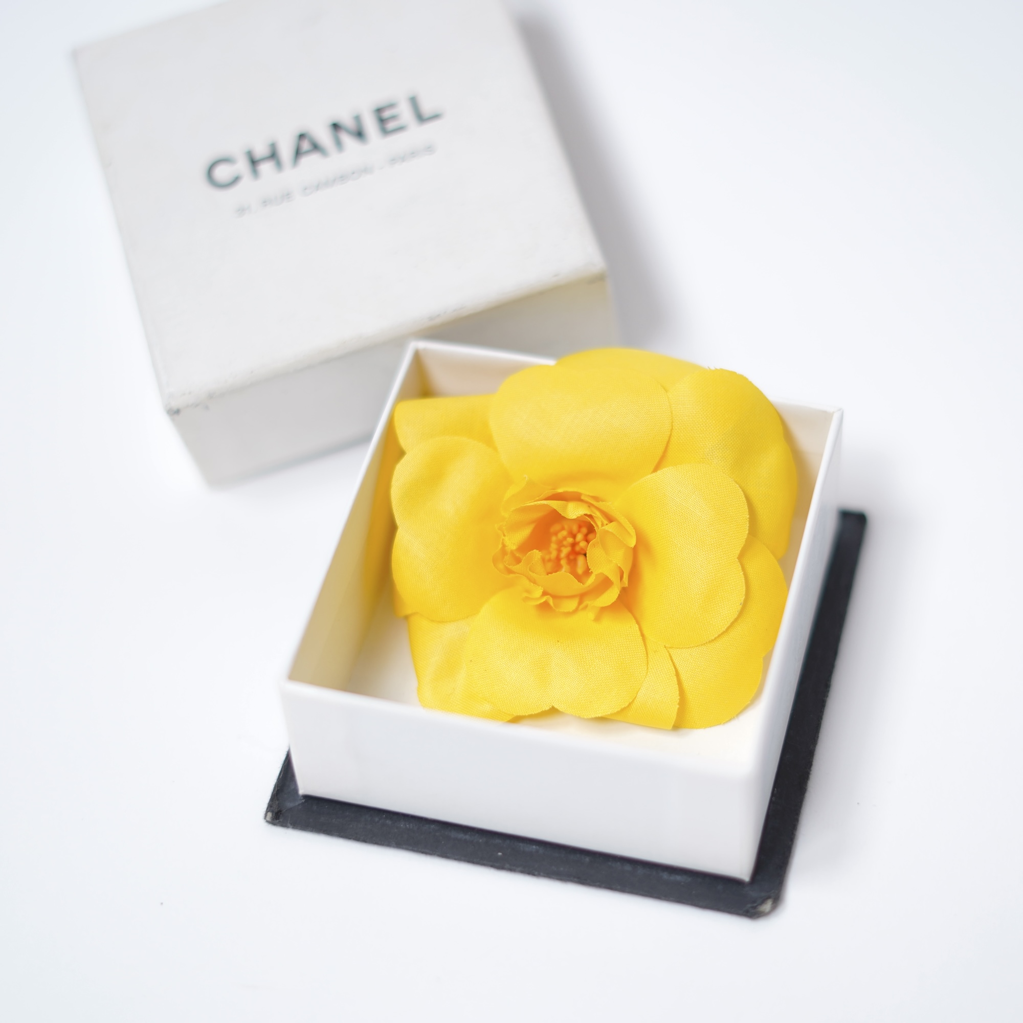 CHANEL イエローフラワーコサージュ 箱付き CHANEL Corsage Flower Yellow with Box - ARCHIVESTOCK