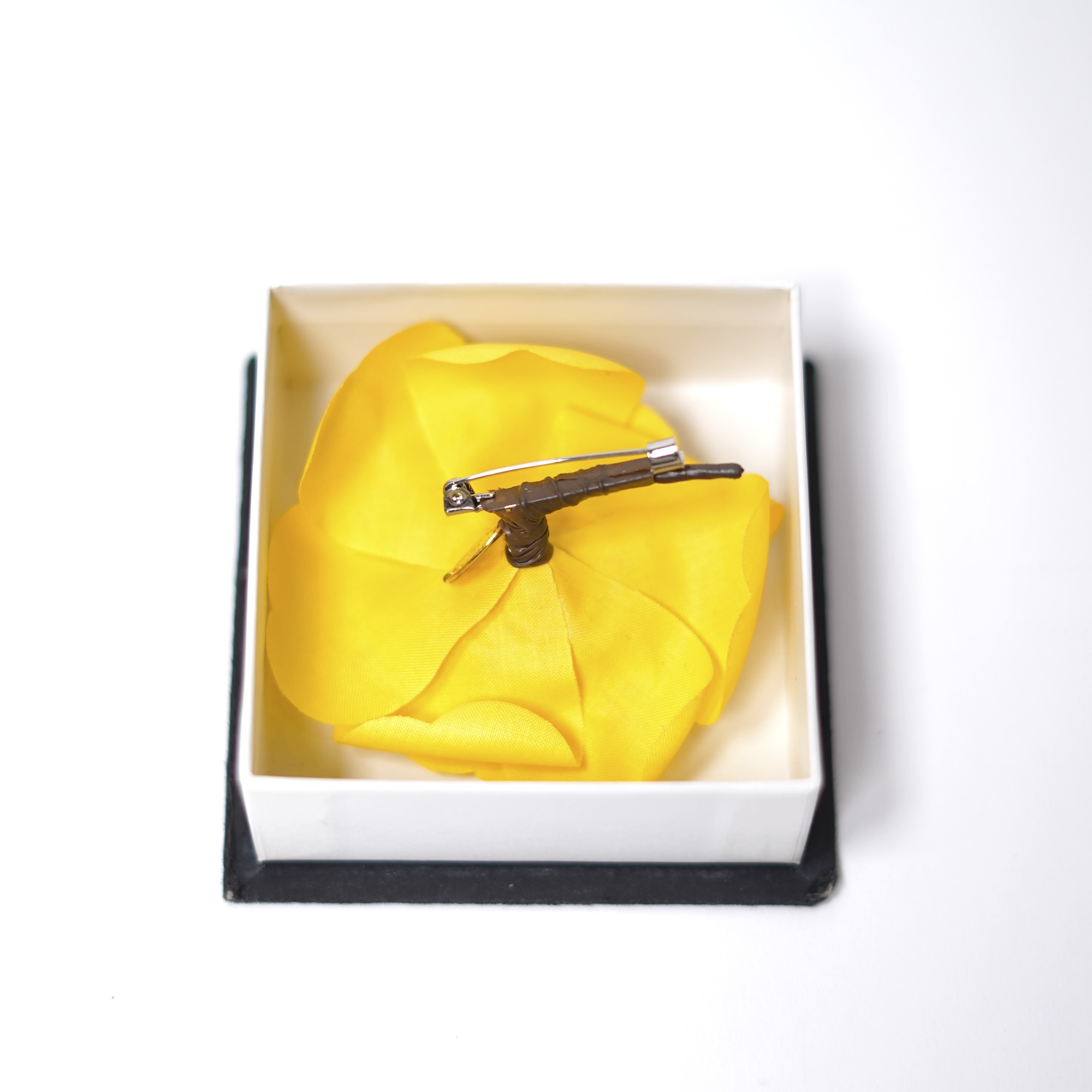 CHANEL イエローフラワーコサージュ 箱付き CHANEL Corsage Flower Yellow with Box - ARCHIVESTOCK