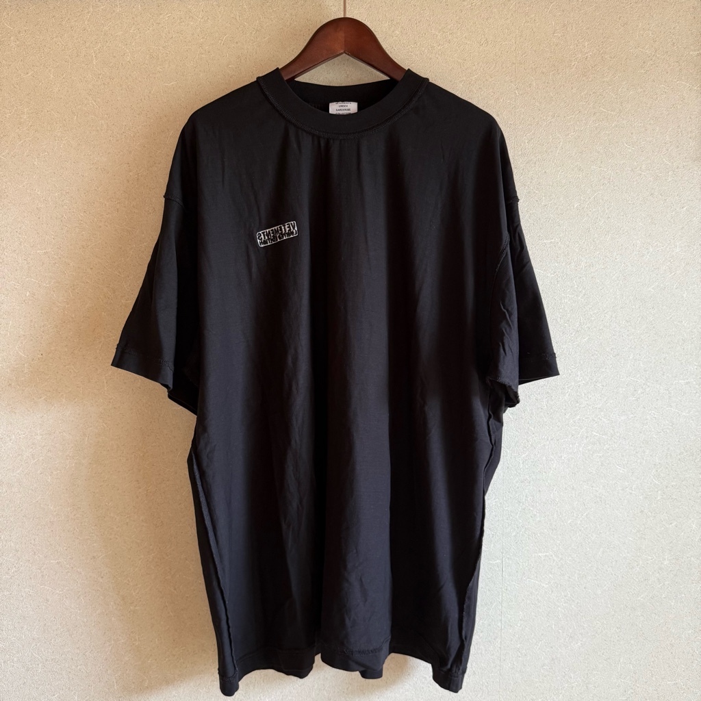 VETEMENTS 24SS インサイドアウト エンブロイダリーロゴ Tシャツ 