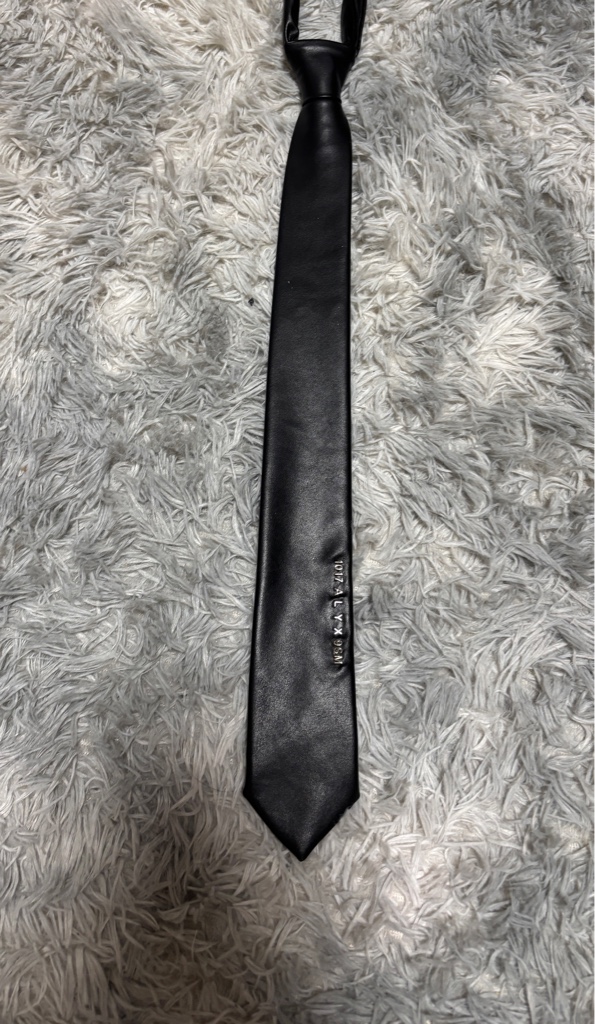 1017 ALYX 9SM ブラックフェイクレザー ネクタイ