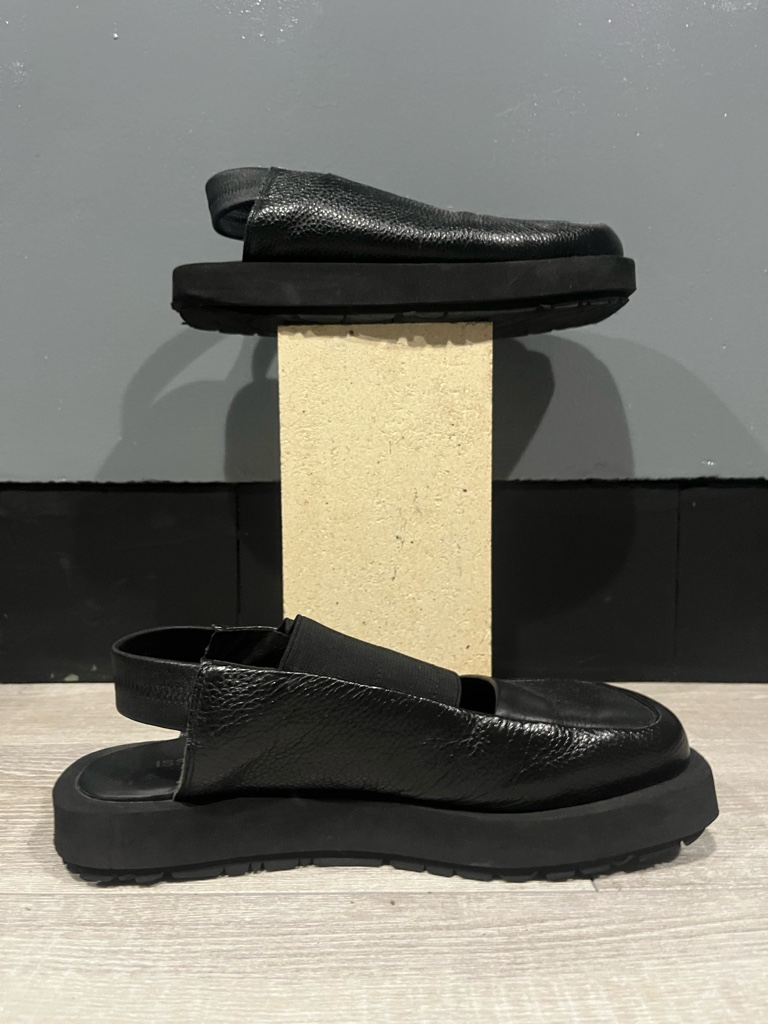 ISSEY MIYAKE スクエアトゥ レザー サンダル issey miyake men 18aw スクエアトゥ サンダル 黒 - ARCHIVESTOCK