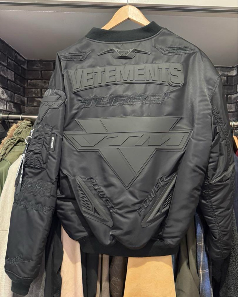 即発送Vetementsレーシングボンバージャケット VETEMENTS Blackout Racing ボンバージャケット | ブラック