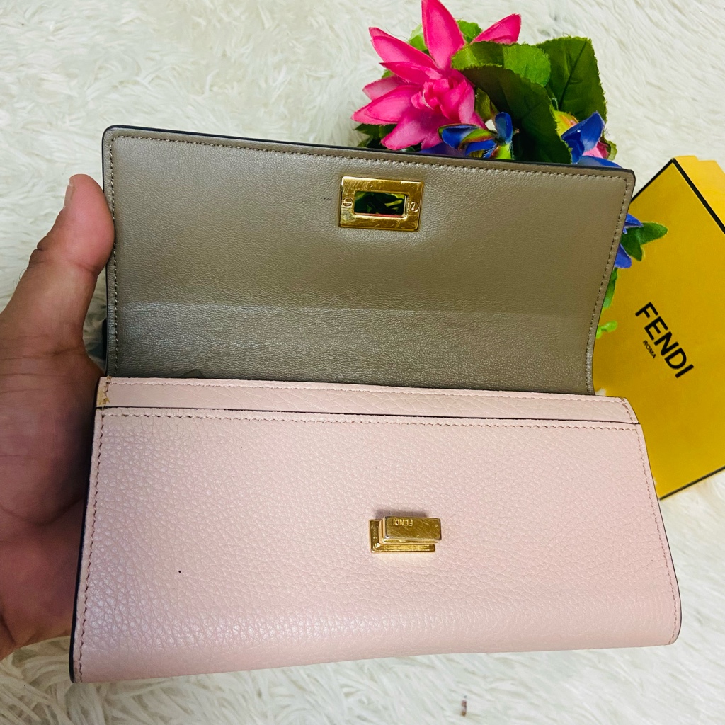 カーフレザー✨FENDI✨フェンディ✨財布✨ピーカーブー✨コンチネンタル✨ピンク カーフレザー○FENDI○フェンディ○財布○ピーカーブー