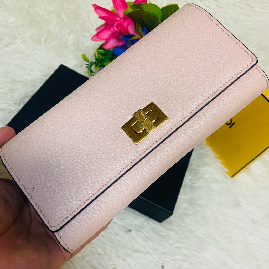 カーフレザー✨FENDI✨フェンディ✨財布✨ピーカーブー✨コンチネンタル✨ピンク カーフレザー○FENDI○フェンディ○財布○ピーカーブー