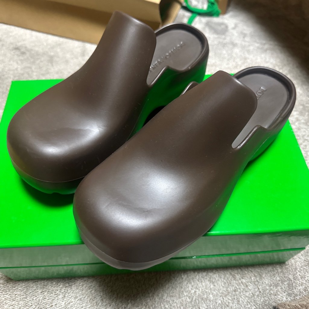 【新品】BOTTEGA VENETA ラバー フラッシュ サンダル 茶色　42 新品】BOTTEGA VENETA ラバー フラッシュサンダル ブラウン 42