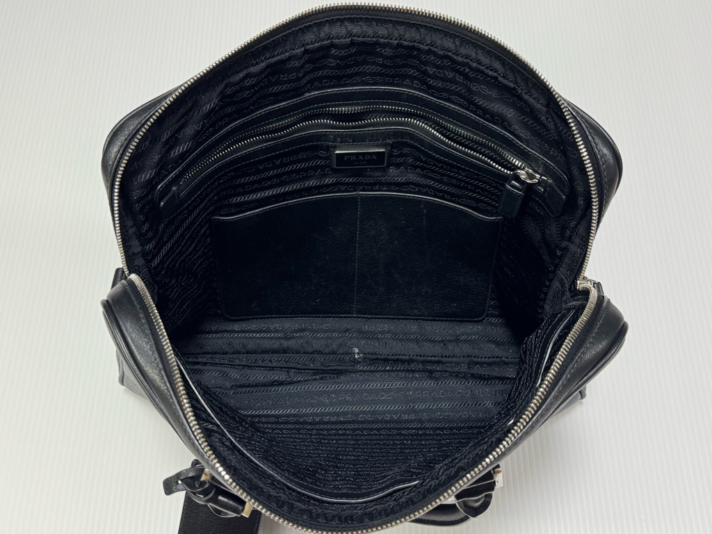 PRADA プラダ ビジネスバッグ 三角ロゴ チャーム レザー PC A4可 黒