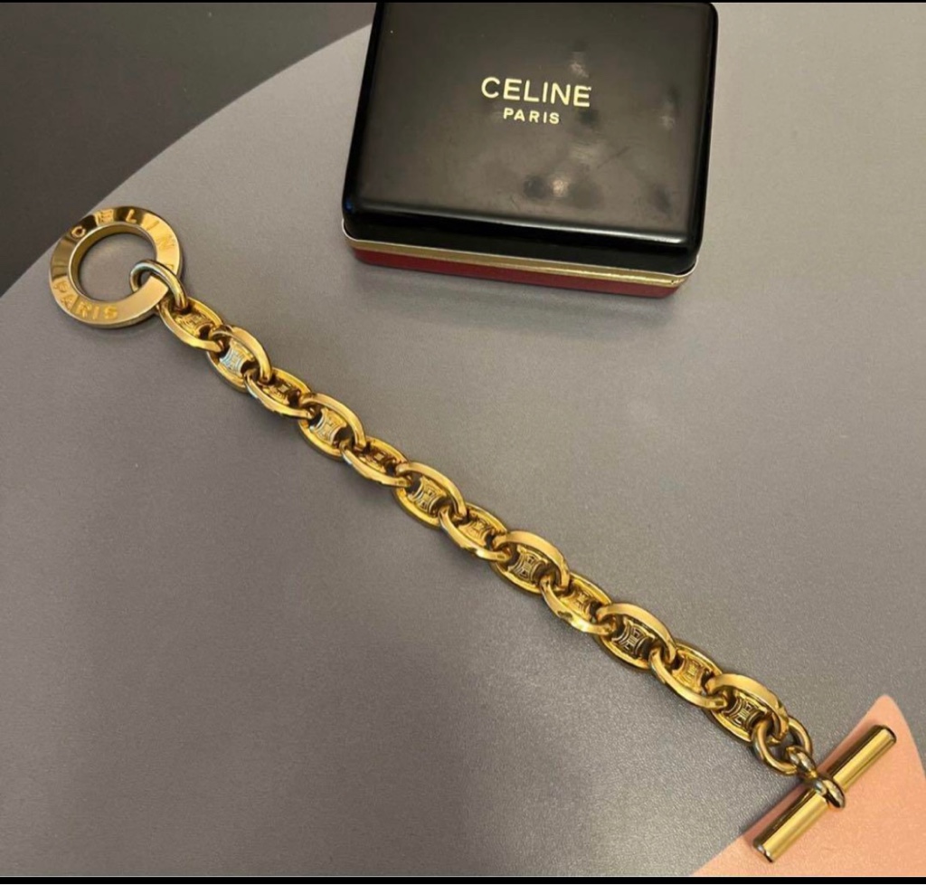 CELINE PARIS セリーヌ ゴールドロゴブレスレット 箱付き 約23㎝ CELINE PARIS セリーヌ ゴールドロゴブレスレット 箱付き 約23