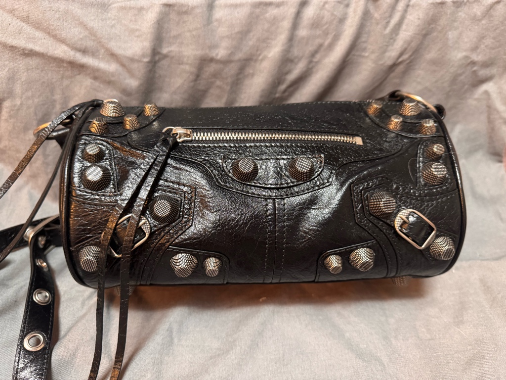 7月まで出品　美品BALENCIAGA le cagole シリンダーバック 7月まで出品 美品BALENCIAGA le cagole シリンダーバック - メルカリ