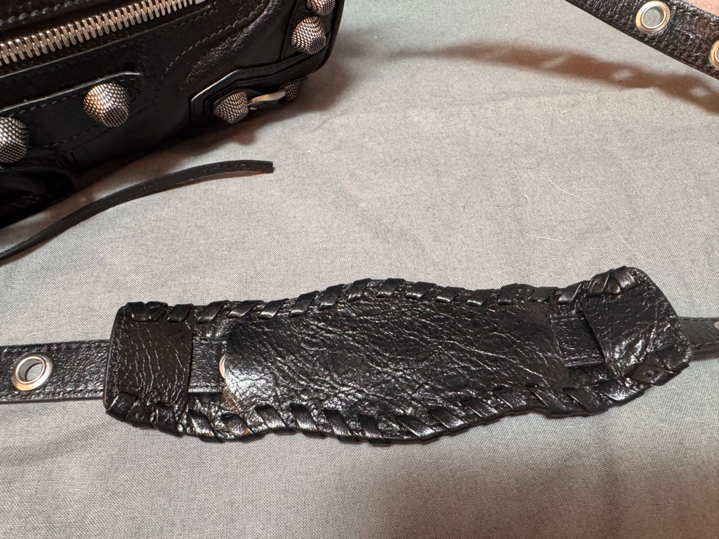 7月まで出品　美品BALENCIAGA le cagole シリンダーバック 7月まで出品 美品BALENCIAGA le cagole シリンダーバック - メルカリ