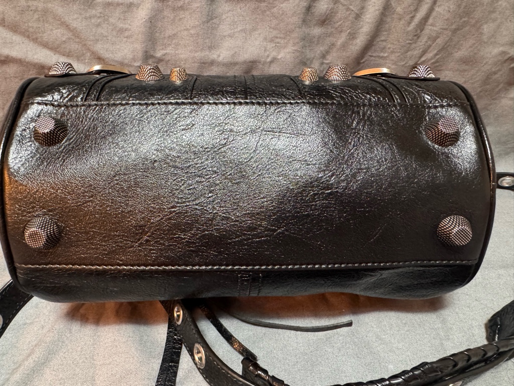 7月まで出品　美品BALENCIAGA le cagole シリンダーバック 7月まで出品 美品BALENCIAGA le cagole シリンダーバック - メルカリ