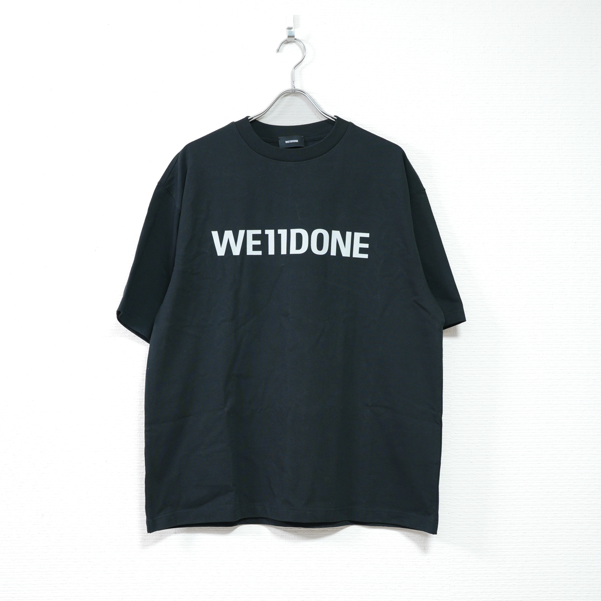 【関税込み】We11done ブラック 'WD' Logo Tシャツ We11done Black WD Logo T-shirt | UJNG