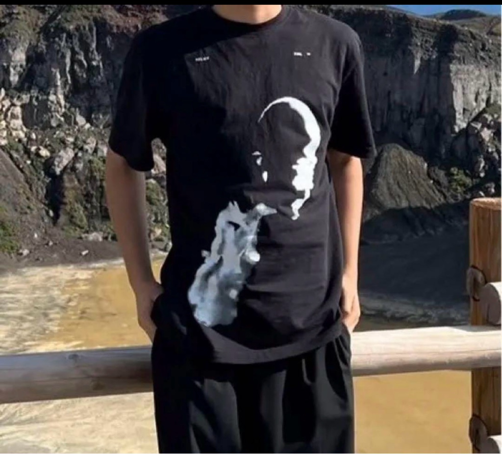 送料関税込HELIOT EMIL AI GenetatedプリントTシャツブラック HELIOT EMILのブラック AI Generated Print Tシャツがセール中
