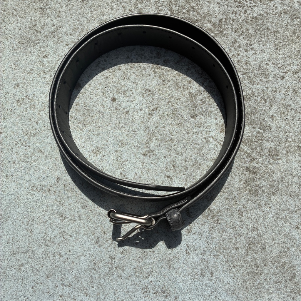 VUJA DE RELL TWO PRONG BELT IN WAXED LEATHER ブラック