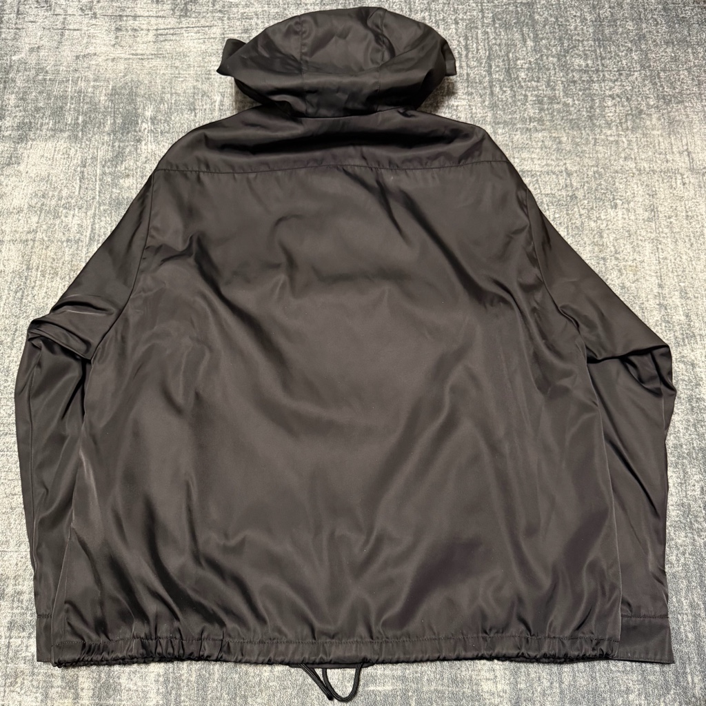 名作PRADA ロゴプレート ナイロンアノラックパーカージャケット SGB407 名作PRADA ロゴプレート ナイロンアノラックパーカージャケット SGB407