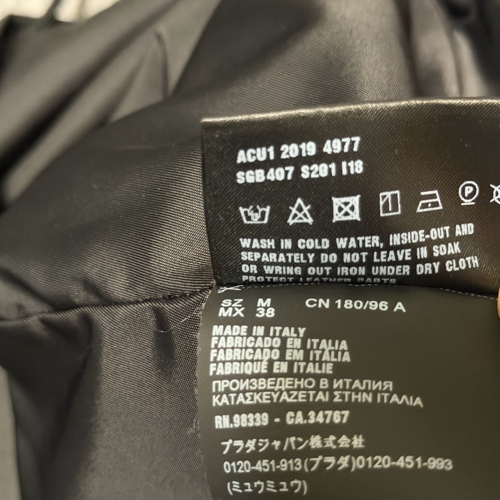 名作PRADA ロゴプレート ナイロンアノラックパーカージャケット SGB407