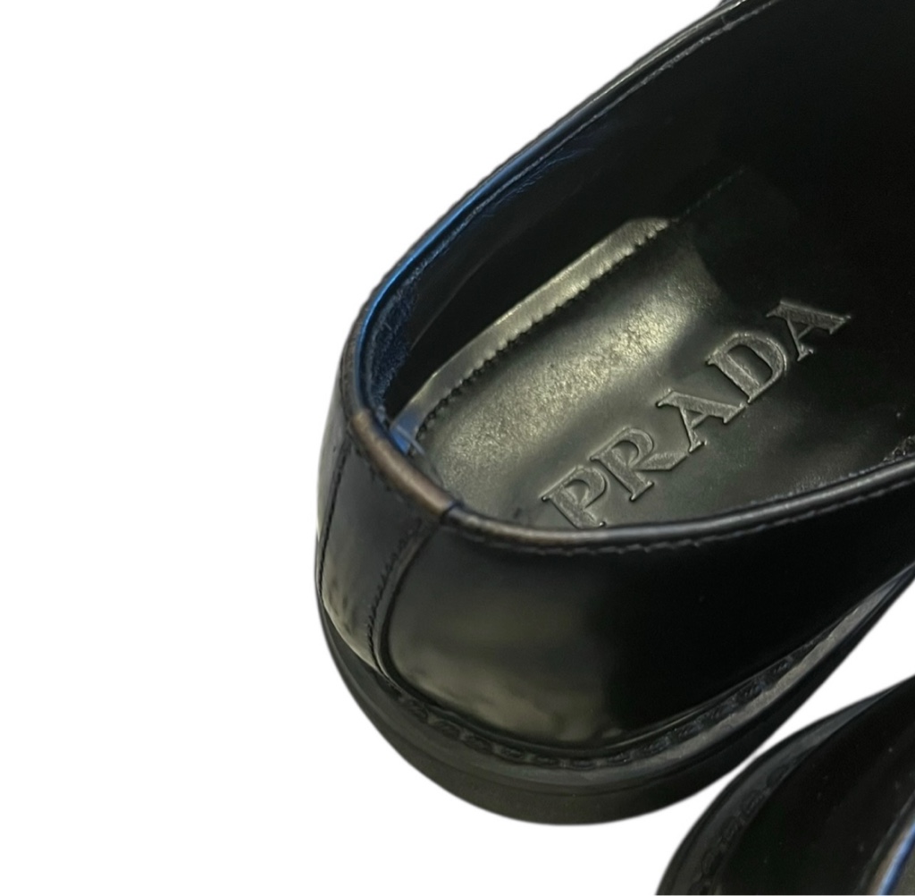 PRADA 24AW バックル付きブラッシュドレザー ダービーシューズ