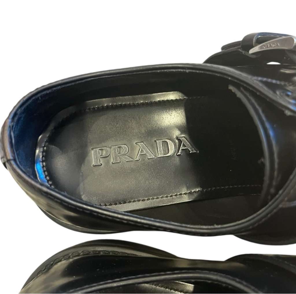 PRADA 24AW バックル付きブラッシュドレザー ダービーシューズ
