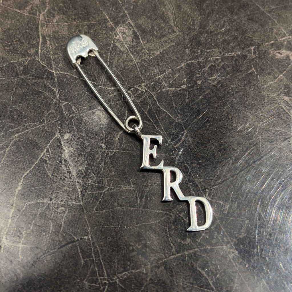 enfants riches deprimes safety pin - ARCHIVESTOCK