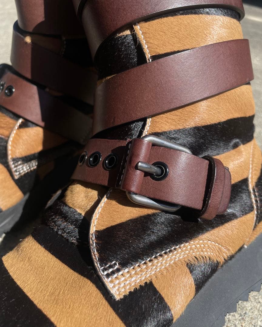 靴 LOEWE - Pony Hair Belted Sneaker Boots LOEWE - Pony Hair Belted Sneaker Boots - ARCHIVESTOCK
