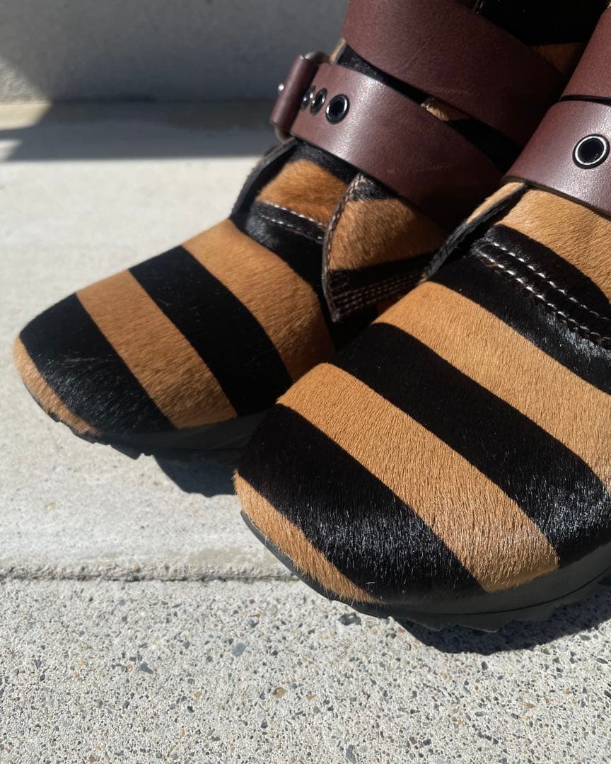 靴 LOEWE - Pony Hair Belted Sneaker Boots LOEWE - Pony Hair Belted Sneaker Boots - ARCHIVESTOCK