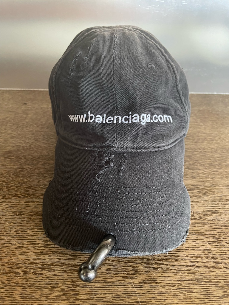 間も無く終了6月限定価格BALENCIAGA ピアス付 ダメージ加工 キャップ L