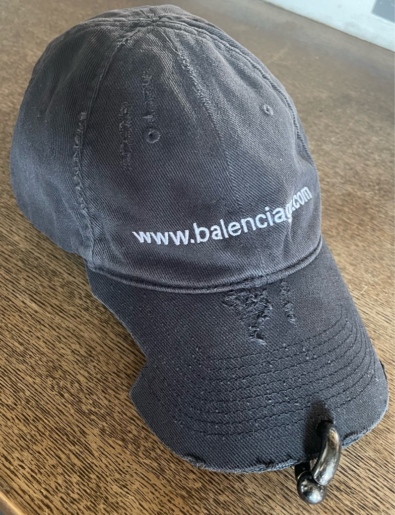 間も無く終了6月限定価格BALENCIAGA ピアス付 ダメージ加工 キャップ L